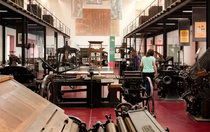 Equipamentos de impressão na Sala Rodrigo Álvares do Museu Nacional da Imprensa