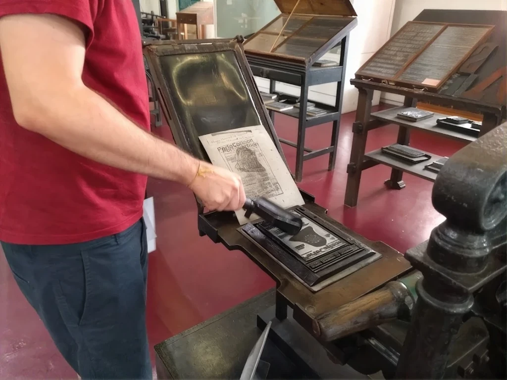 Visitante experimenta um prelo histórico